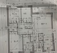 Výstavba moderného 4 izbového murovaného bungalovu - Pôdorys rodinného domu s rozložením miestností a rozmermi zobrazený schematicky na výkresoch.