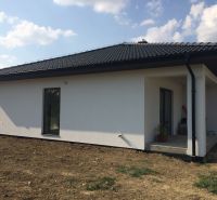Výstavba moderného 4 izbového murovaného bungalovu - Rodinný dom v Trnave s bielou fasádou a šikmou strechou.