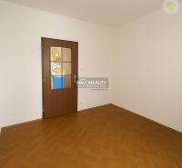 Predaj, dvojizbový byt Šamorín - Izba 2-izbového bytu s podlahou s dreveným dekorom a dverami s kresleným motívom.