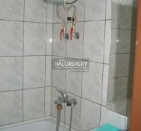 Predaj, dvojizbový byt Šamorín - Kúpeľňa v 2-izbovom byte s vaňou a obkladom, v rohu je bojler.