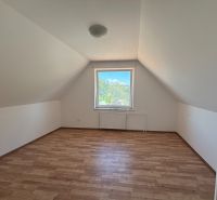 6-izbový rodinný dom s pozemkom 2218m2  | Horňany - Podkrovná izba s oknom, podlaha s dreveným dekorom, rodinný dom.