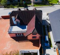 6-izbový rodinný dom s pozemkom 2218m2  | Horňany - Rodinný dom v Horňanoch s červenou strechou a veľkým spevneným dvorom.