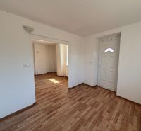 6-izbový rodinný dom s pozemkom 2218m2  | Horňany - Interiér rodinného domu s podlahou s dreveným dekorom, bielymi stenami a dverami.