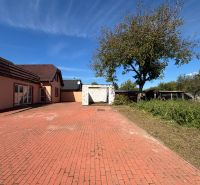 6-izbový rodinný dom s pozemkom 2218m2  | Horňany - Rodinný dom v Horňanoch s terasou, veľkým dvorom a stromom v záhrade.