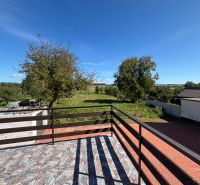 6-izbový rodinný dom s pozemkom 2218m2  | Horňany - Rodinný dom v Horňanoch, výhľad z terasy na záhradu s ovocnými stromami.