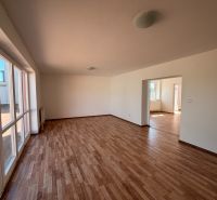 6-izbový rodinný dom s pozemkom 2218m2  | Horňany - Priestranný interiér rodinného domu s veľkými oknami a podlahou s dreveným dekorom.
