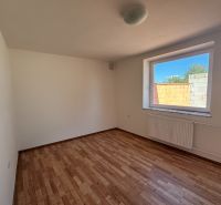 6-izbový rodinný dom s pozemkom 2218m2  | Horňany - Izba s bielymi stenami a podlahou s dreveným dekorom v rodinnom dome.