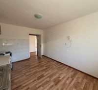 6-izbový rodinný dom s pozemkom 2218m2  | Horňany - Kuchyňa v rodinnom dome s podlahou s dreveným dekorom a bielymi stenami.