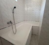 6-izbový rodinný dom s pozemkom 2218m2  | Horňany - Kúpeľňa v rodinnom dome s bielou obkladačkou a vaňou.