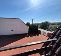 6-izbový rodinný dom s pozemkom 2218m2  | Horňany - Výhľad z rodinného domu v Horňanoch na dvor so zámkovou dlažbou a cestu.