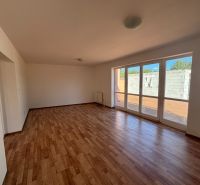 6-izbový rodinný dom s pozemkom 2218m2  | Horňany - Obývacia izba v rodinnom dome s podlahou s dreveným dekorom a veľkými oknami.