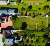 6-izbový rodinný dom s pozemkom 2218m2  | Horňany - Letecká snímka rodinného domu v Horňanoch. Ukazuje pozemok so zelenou záhradou.