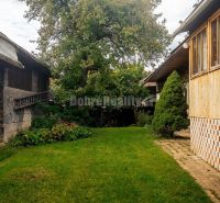 PREDAJ: Drevenica pri Ždiarskom potoku s príjemnou verandou, 135 m2, P - Dvor medzi drevenými chatami v Polomke, obklopený hustou zeleňou a stromami.