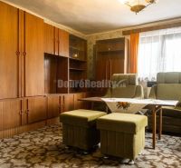 PREDAJ: Drevenica pri Ždiarskom potoku s príjemnou verandou, 135 m2, P - Interiér chaty s retro nábytkom, zelené kreslá, závesy, koberec a drevená stena.
