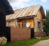 PREDAJ: Drevenica pri Ždiarskom potoku s príjemnou verandou, 135 m2, P - Drevená chata v Polomke s kovovou strechou a satelitnou anténou.