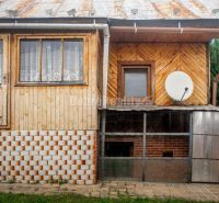 PREDAJ: Drevenica pri Ždiarskom potoku s príjemnou verandou, 135 m2, P - V Polomke je vidieť chatu so satelitom na drevenej fasáde.