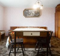 PREDAJ: Drevenica pri Ždiarskom potoku s príjemnou verandou, 135 m2, P - Interiér chaty s klasickým nábytkom, tapetovanými stenami a závesným obrazom.