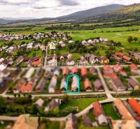 PREDAJ: Drevenica pri Ždiarskom potoku s príjemnou verandou, 135 m2, P - Letecký pohľad na dedinské domy v Polomke obklopené zelenými poliami a lesmi.