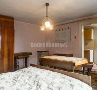 PREDAJ: Drevenica pri Ždiarskom potoku s príjemnou verandou, 135 m2, P - Interiér chaty s drevenými skriňami, stolom a posteľou, vyžaruje útulnú atmosféru.