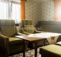PREDAJ: Drevenica pri Ždiarskom potoku s príjemnou verandou, 135 m2, P - Pohodlné zelené kreslá a stôl v chate s retro atmosférou.