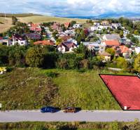 Predaj pekného stavebného pozemku v obľúbenej lokalite Beniakovce - Pozemky - bývanie v Beniakovciach, pripravené na výstavbu, obklopené prírodou a domami.
