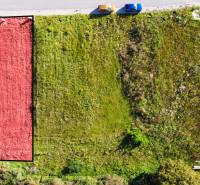 Predaj pekného stavebného pozemku v obľúbenej lokalite Beniakovce - Pozemky na bývanie v Beniakovciach, s prístupom z asfaltovej cesty a zeleňou.