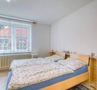 5-izbový rodinný dom s dvomi garážami v obci Špačince - Spálňa v rodinnom dome s veľkým oknom a dvojposteľou.