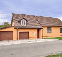 5-izbový rodinný dom s dvomi garážami v obci Špačince - Rodinný dom na ulici Špačince v Špačinciach so šikmou strechou a garážou.