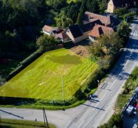 Predaj pozemku na bývanie, Nitra - Pozemok na bývanie v Štitároch obklopený zeleňou a rodinnými domami.