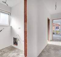 Novostavba 4-izbového rodinného domu v obci Slov.Nová Ves - Interiér rodinného domu s nedokončenou podlahou a bielymi stenami.