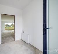 Novostavba 4-izbového rodinného domu v obci Slov.Nová Ves - Interiér rodinného domu s presvetlenou miestnosťou a výhľadom na záhradu.