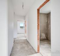 Novostavba 4-izbového rodinného domu v obci Slov.Nová Ves - Interiér rodinného domu s nedokončenými stenami a pohľadom na betónovú podlahu.