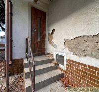 Starý dom s dušou – čaká na nový život v jednej z najkrajších ulíc Nov - Zadný vchod do rodinného domu v Nových Zámkoch so schodíšťom a poškodenou omietkou.