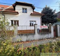 Starý dom s dušou – čaká na nový život v jednej z najkrajších ulíc Nov - Rodinný dom v Nových Zámkoch s červenou strechou a oplotenou záhradou na predaj.