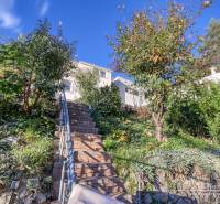 7-izbový rodinný dom s úžasným výhľadom v prestížnej lokalite Devín - Schodisko do rodinného domu na ulici v Bratislave - Devíne obklopené zeleňou.