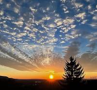 7-izbový rodinný dom s úžasným výhľadom v prestížnej lokalite Devín - Západ slnka nad lesom a silueta stromov v Rodinnom dome.