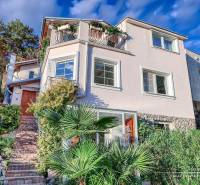 7-izbový rodinný dom s úžasným výhľadom v prestížnej lokalite Devín - Rodinný dom na ulici v Bratislave - Devíne s prístupovou záhradnou cestou a rastlinami.