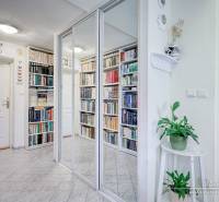 7-izbový rodinný dom s úžasným výhľadom v prestížnej lokalite Devín - Chata so zrkadlovou skriňou, knihami a rastlinami vytvára útulný priestor.