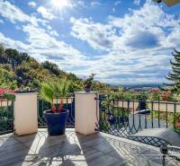 7-izbový rodinný dom s úžasným výhľadom v prestížnej lokalite Devín - Balkón rodinného domu v Bratislave - Devíne s výhľadom na les a kvetinová výzdoba.