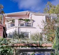 7-izbový rodinný dom s úžasným výhľadom v prestížnej lokalite Devín - Rodinný dom v bratislavskom Devíne so záhradou a terasou na zvýšenom poschodí.