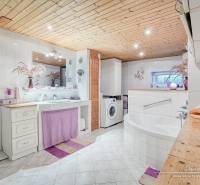 Rekreačná chata s úžasným výhľadom v prestížnej lokalite Devín - Kúpeľňa v chate s bielymi obkladačkami, vaňou a doplnkami v lila odtieni.