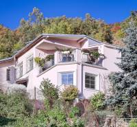 Rekreačná chata s úžasným výhľadom v prestížnej lokalite Devín - Rodinný dom v Bratislave - Devíne s balkónom, kvetinovou výzdobou a sviežou záhradou.