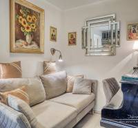 Rekreačná chata s úžasným výhľadom v prestížnej lokalite Devín - Obývacia izba s pohovkou, klavírom a obrazmi v rodinnom dome.