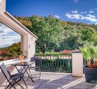 Rekreačná chata s úžasným výhľadom v prestížnej lokalite Devín - Terasa chaty v Bratislave - Devíne s výhľadom na les a zeleň.