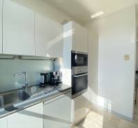 Prenájom luxusných bytov s park. miestom v centre BA. - A611