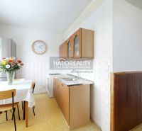 Predaj, trojizbový byt Lučenec - EXKLUZÍVNE HALO REA... - Kuchyňa v 3-izbovom byte s jedálenským stolom a bielymi stenami.