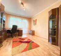 NA PRENÁJOM PRIESTRANNÝ 3-IZBOVÝ BYT V SKVELEJ LOKALITE, UL. SLOBODY - Izba v 3-izbovom byte s pracovným stolom a podlahou s dreveným dekorom.