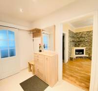 NA PRENÁJOM PRIESTRANNÝ 3-IZBOVÝ BYT V SKVELEJ LOKALITE, UL. SLOBODY - Predsieň v 3-izbovom byte s podlahou s dreveným dekorom a krbom.