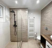 NA PRENÁJOM NADŠTANDARDNÝ 2-IZBOVÝ BYT V CENTRE MESTA - Kúpeľňa v 2-izbovom byte s priestranným sprchovacím kútom a svetlým obkladom.