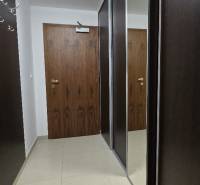 HD REALITY, Vám ponúka na Predaj 3-izbový Apartmán + Garážové státie - Chodba v 3-izbovom byte so zrkadlovou skriňou a jednofarebnou dlažbou.